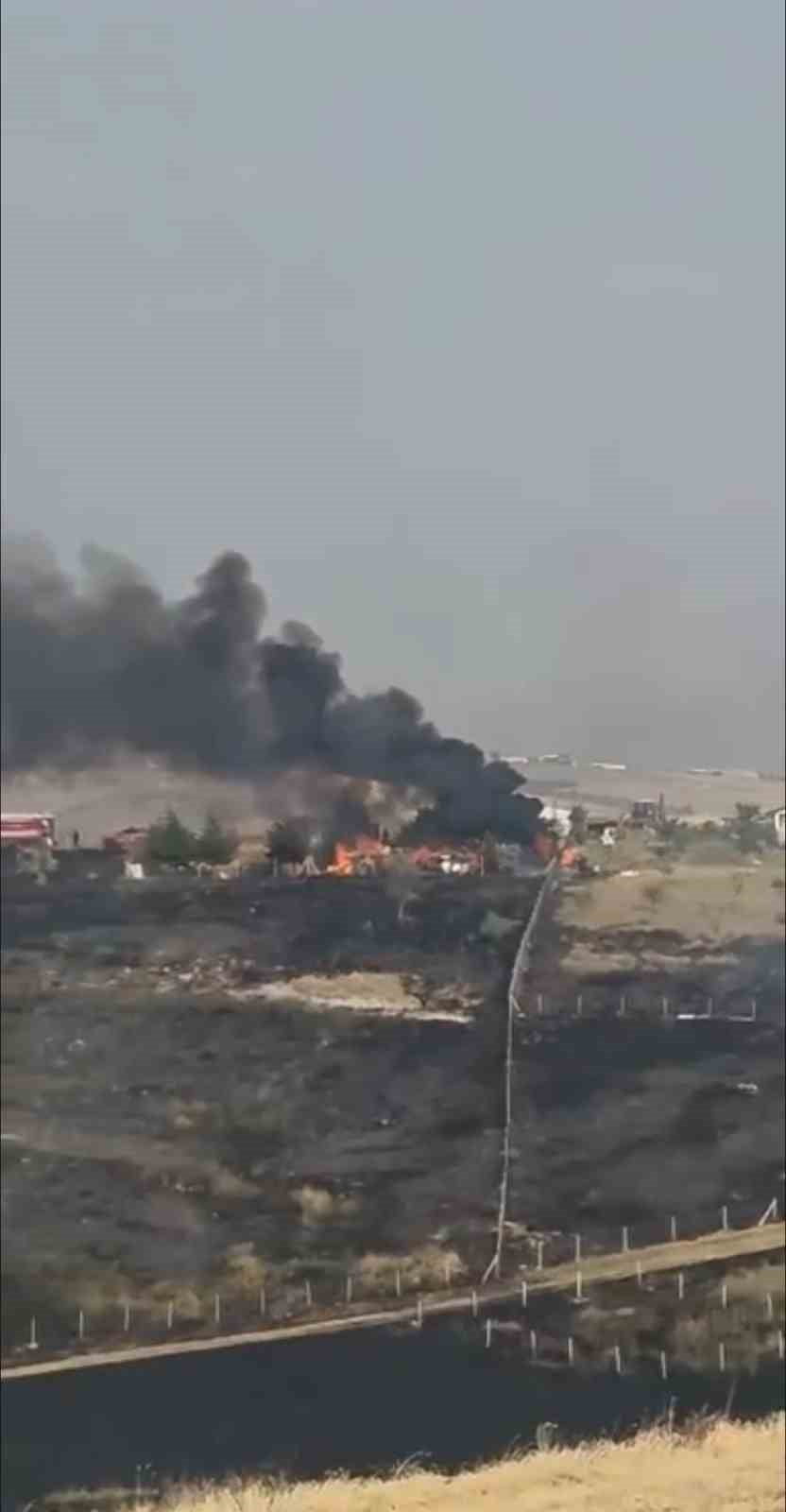 ANKARA’NIN ALTINDAĞ İLÇESİNDEKİ OTLUK ALANDA ÇIKAN YANGIN, İTFAİYE EKİPLERİNİN YOĞUN MÜDAHALESİ...