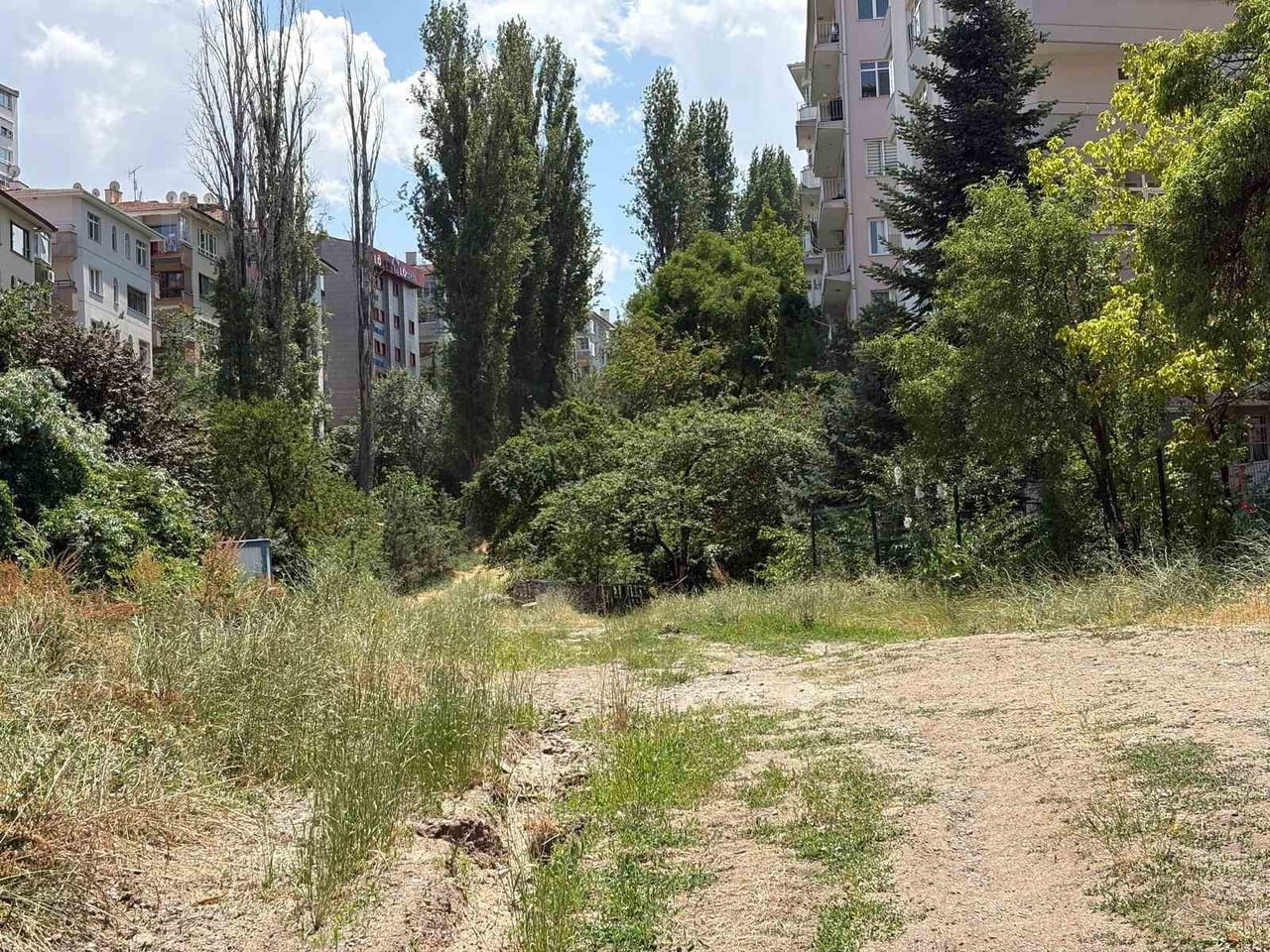 ANKARA’NIN ÇANKAYA İLÇESİNDE YILLARDIR DEVAM EDEN ALTYAPI VE ÇEVRE SORUNLARI MAHALLE SAKİNLERİNİN...