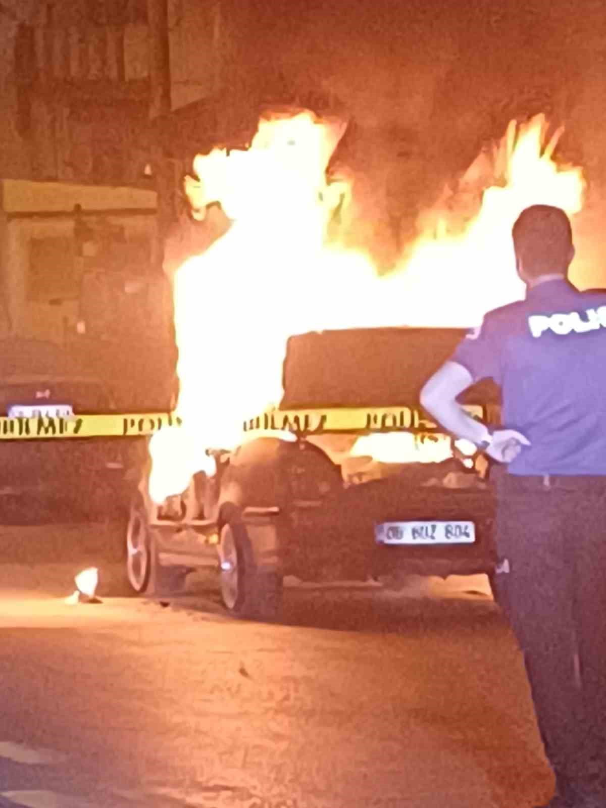 ANKARA’NIN ELMADAĞ İLÇESİNDE SEYİR HALİNDEKİ BİR ARAÇ BİLİNMEYEN BİR NEDENDEN DOLAYI ALEV...