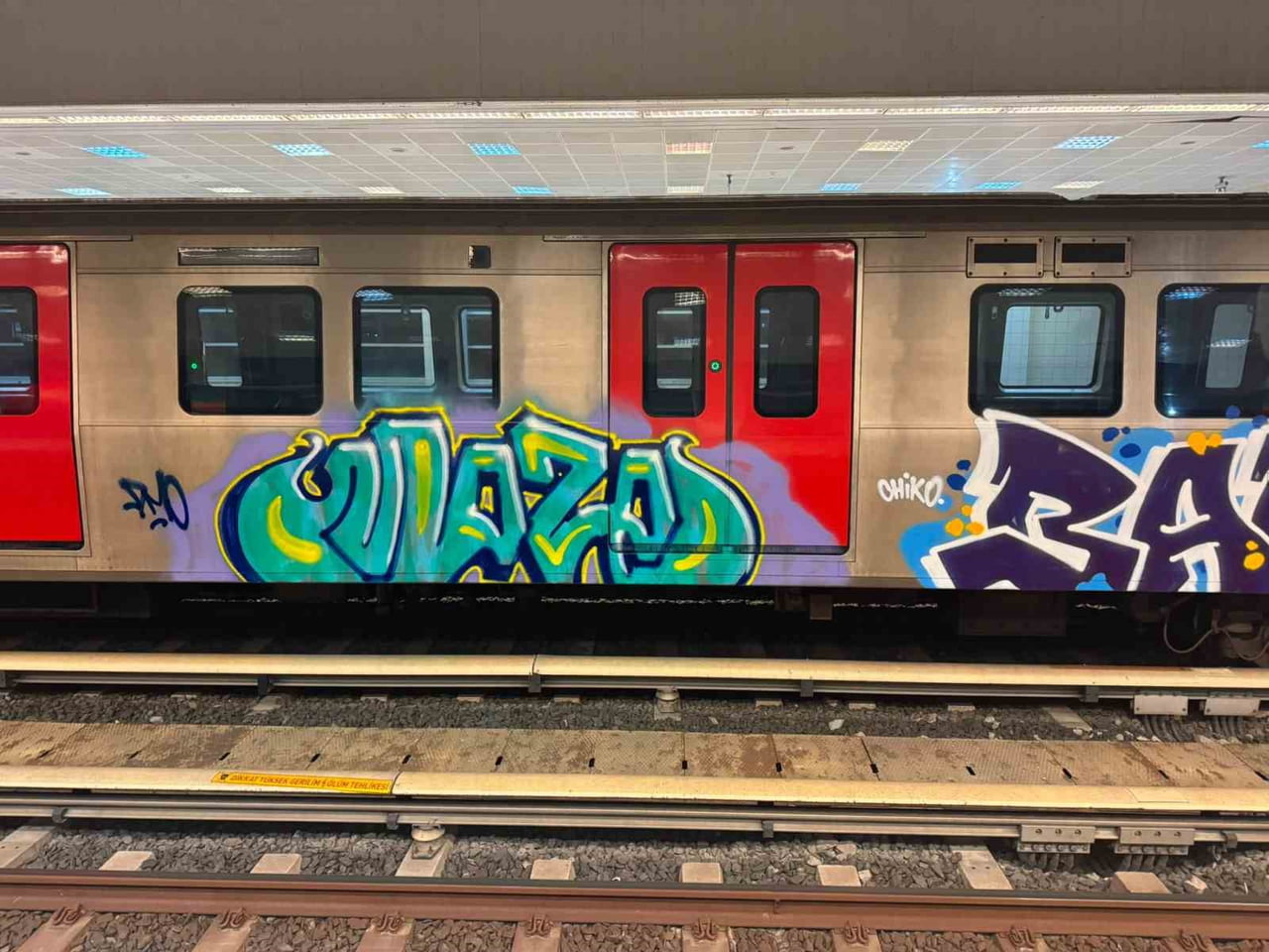 ANKARA’NIN SİNCAN İLÇESİNDE BULUNAN BİR METRO DURAĞINA GECE GİZLİCE GİREN İKİ ŞAHIS METRONUN...