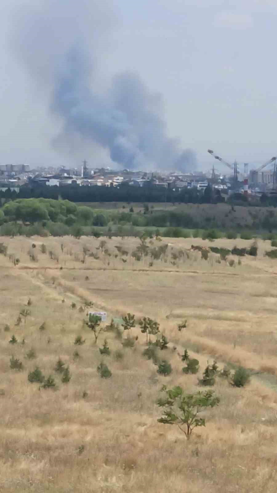 ANKARA’NIN YENİMAHALLE İLÇESİNDE GENİŞ ARAZİDE BAŞLAYAN OT YANGINI, EKİPLERİN YOĞUN ÇALIŞMASI...