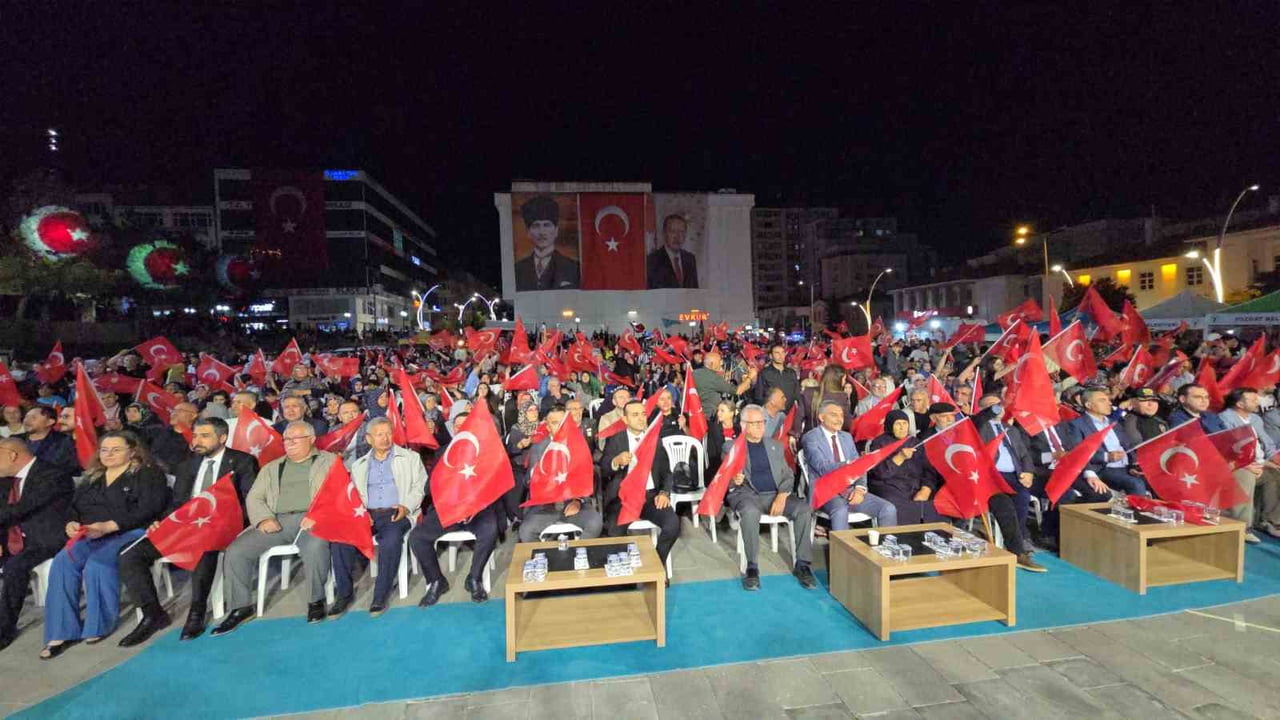 ANMA ETKİNLİKLERİ, KENT MERKEZİNDE DÜZENLENEN COŞKULU BİR BAYRAK YÜRÜYÜŞÜ İLE BAŞLADI. PROTOKOL...