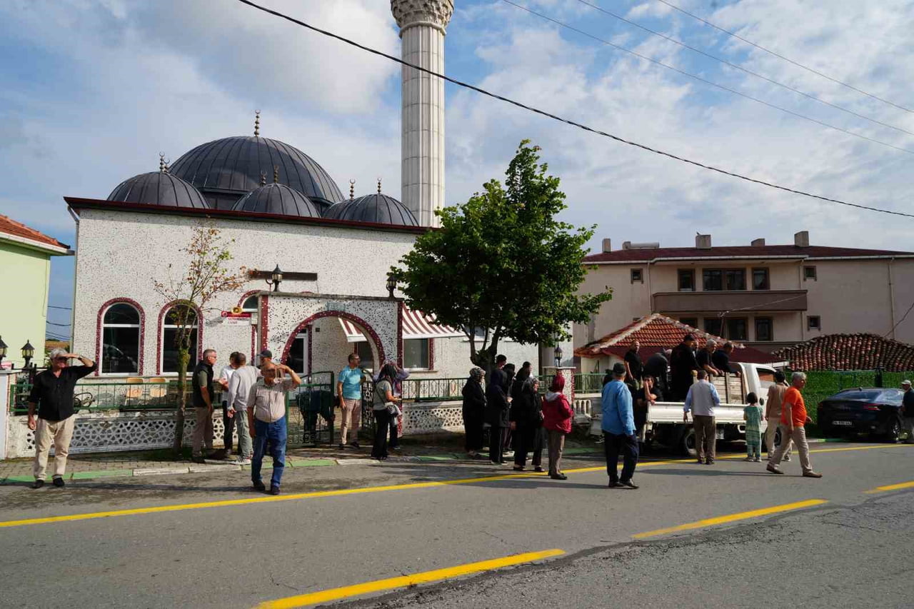 ANNESİYLE BİRLİKTE SİLAHLI SALDIRININ HEDEFİ OLAN 4 YAŞINDAKİ ÖYKÜ NAZ TOPRAĞA VERİLDİ