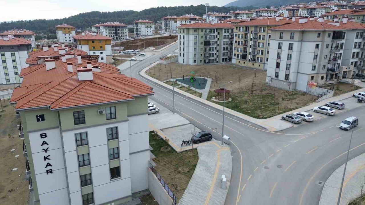 ANTAKYA İLÇESİ GÜLDEREN MAHALLESİ'NDE TEKNOLOJİ DEVİ BAYKAR DA 19 BLOKTAN OLUŞAN 352 KONUTUN...
