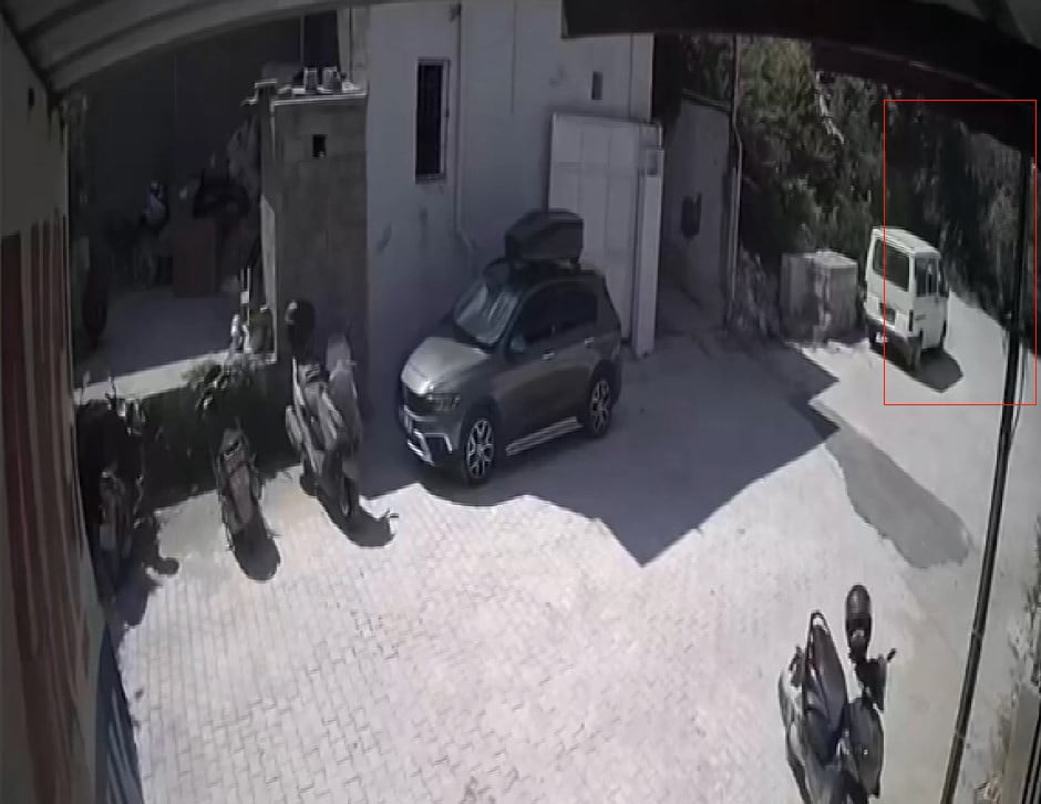 ANTAKYA İLÇESİNDE  EVİN AVLUSUNDA BULUNAN 16 YILLIK AĞAÇ, PARK HALİNDEKİ KAMYONETİN ÜZERİNE...