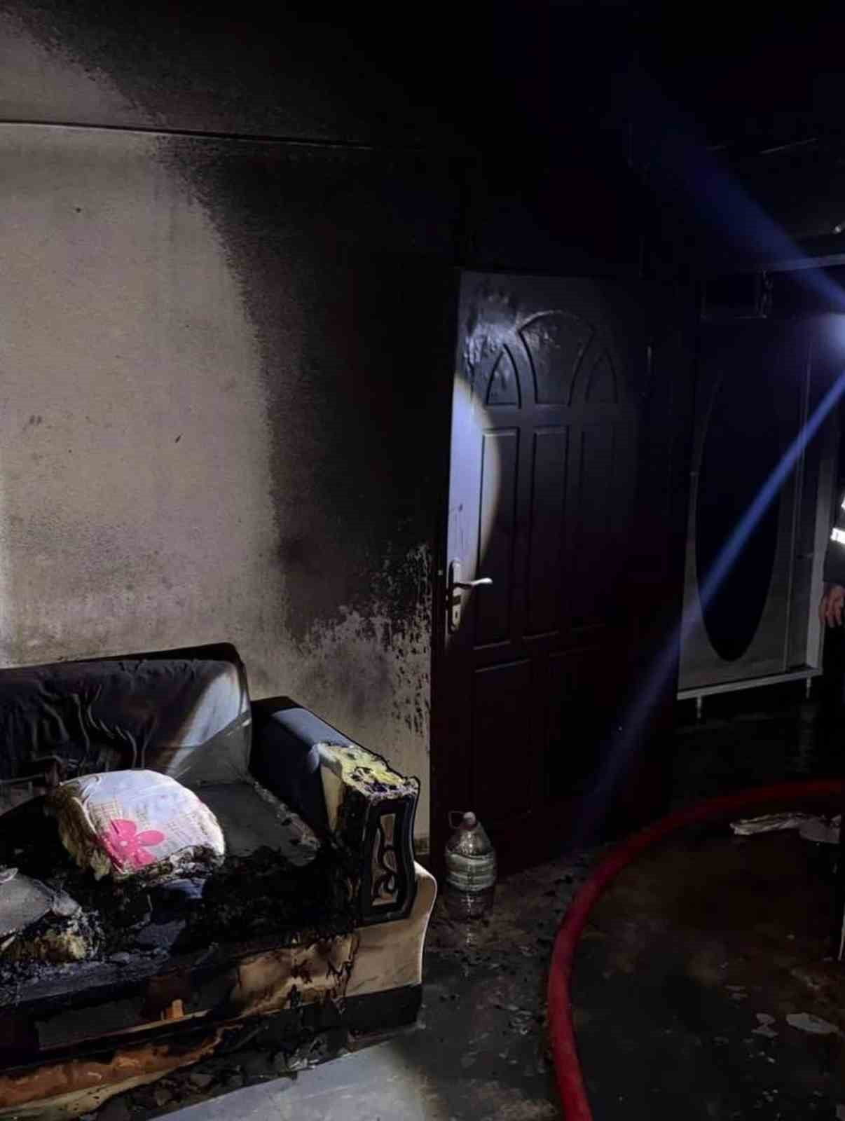 ANTAKYA’NIN DİKMECE MAHALLESİ’NDE ÇIKAN EV YANGINI, EKİPLERİN MÜDAHALESİYLE KISA SÜREDE KONTROL...