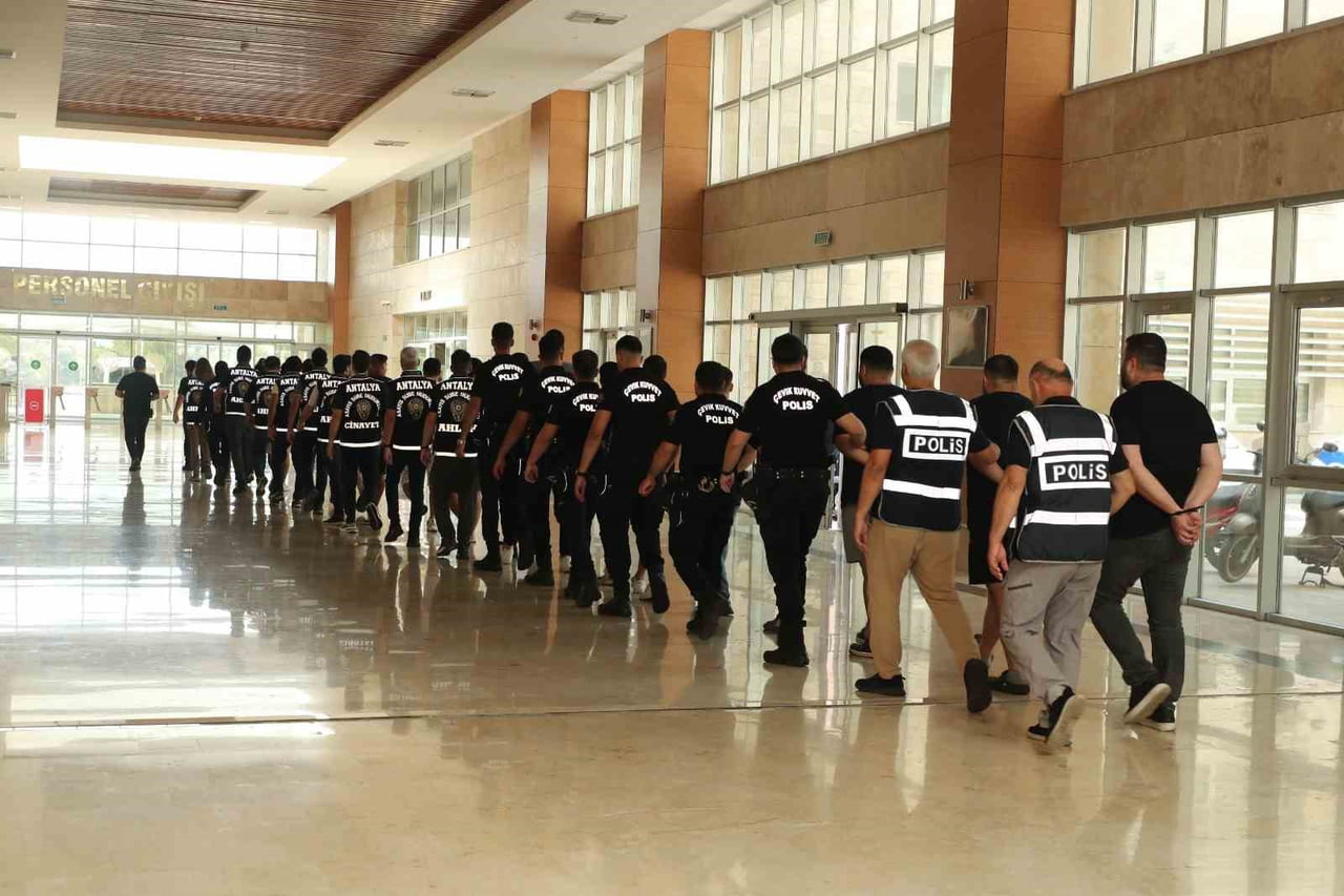 ANTALYA'DA 'SON DURAK' İSMİ VERİLEN EŞ ZAMANLI FUHUŞ OPERASYONUNDA 14 ŞÜPHELİ TUTUKLANDI.