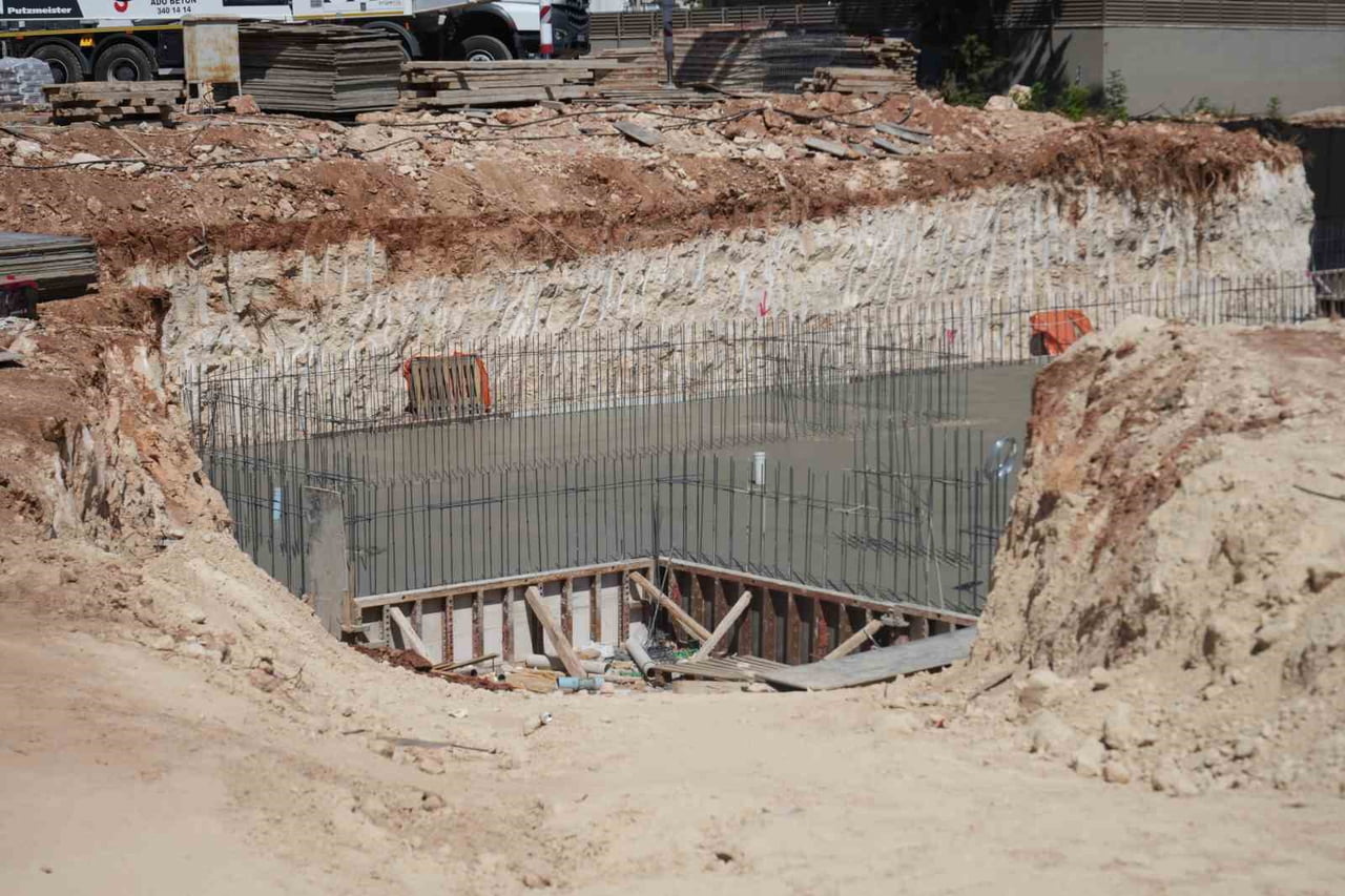 ANTALYA'DA 2 İŞÇİ, KAZI ALANININ KENARINDAKİ TOPRAK KÜTLESİNİN ÜZERLERİNE ÇÖKMESİ SONUCU GÖÇÜK...