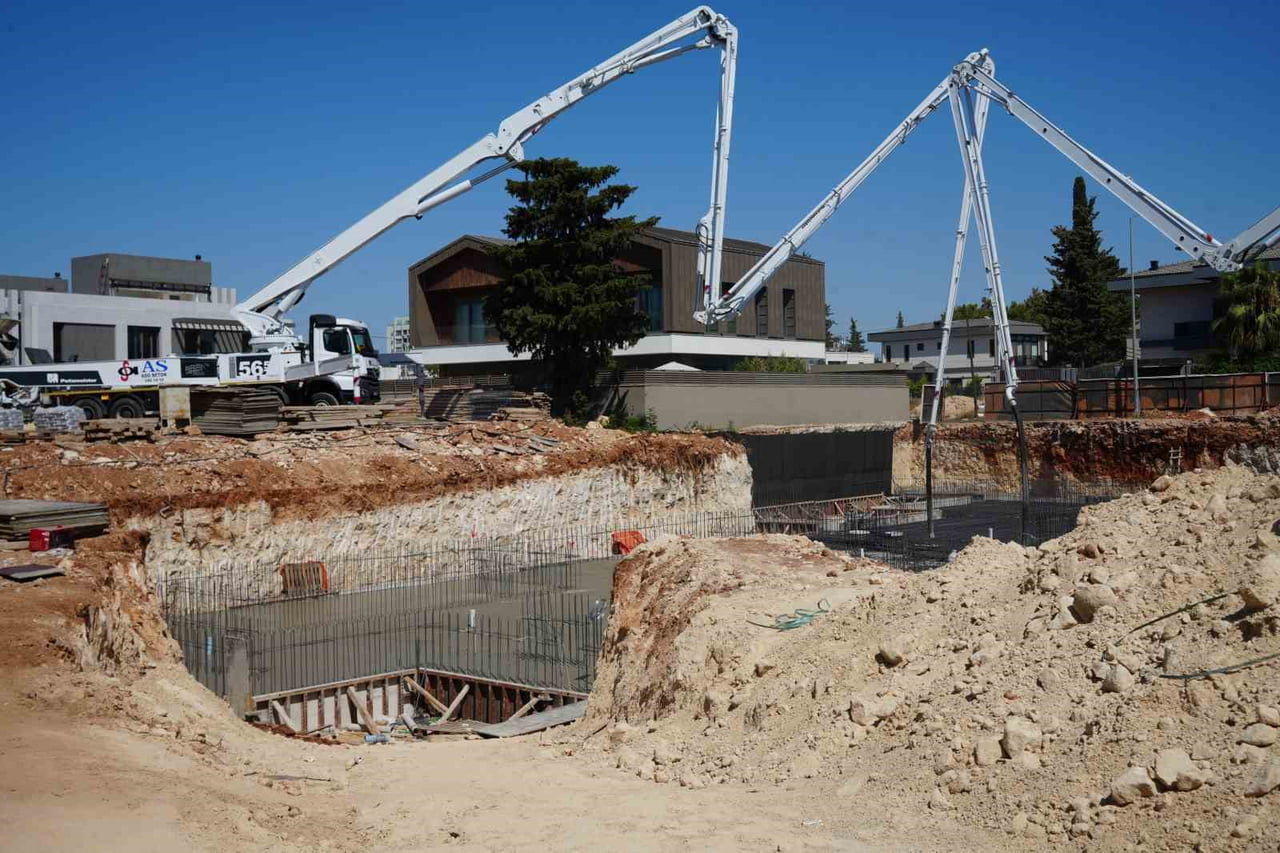 ANTALYA'DA 2 İŞÇİ, KAZI ALANININ KENARINDAKİ TOPRAK KÜTLESİNİN ÜZERLERİNE ÇÖKMESİ SONUCU GÖÇÜK...