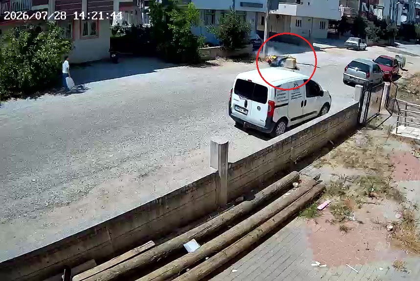 ANTALYA'DA AŞIRI SICAĞIN ETKİSİYLE EVRAK DAĞITIMI YAPARKEN MOTOSİKLETİYLE AYDINLATMA DİREĞİNE...