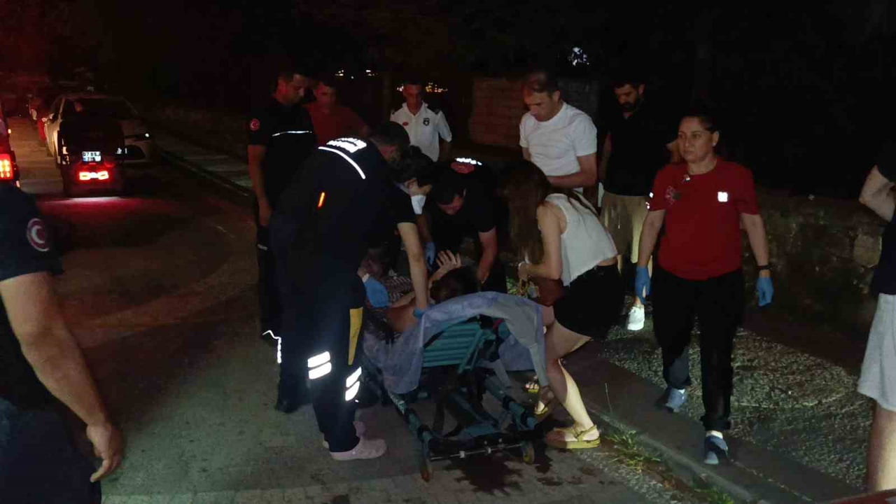ANTALYA'DA ÇÜRÜYEN MAZGALA BASTIKTAN SONRA AYAĞI SIKIŞAN KADININ YARDIMINA VATANDAŞLAR VE İTFAİYE...