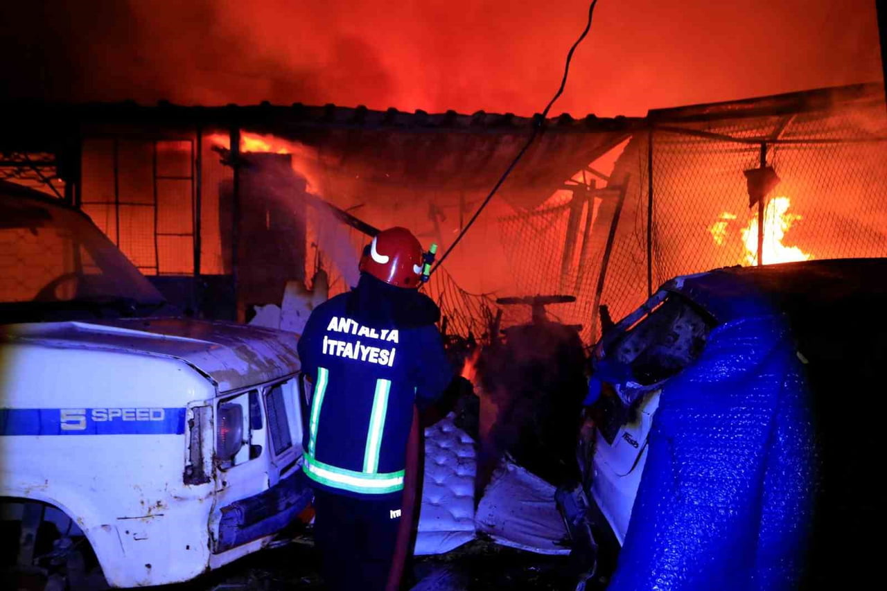 ANTALYA'DA GECE SAATLERİNDE ÇIKAN YANGINDA BİR İŞYERİ İLE BİTİŞİĞİNDEKİ METRUK YAPI VE 3 ARAÇ...