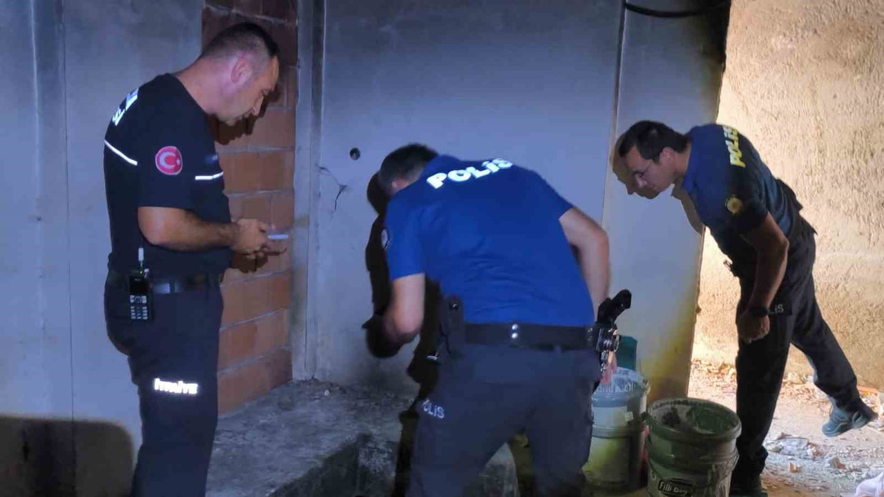ANTALYA'DA İHTİYAÇ GİDERMEK İÇİN GİRDİĞİ METRUK İNŞAATTA 4 METRELİK ÇUKURA DÜŞEN ŞAHSI İTFAİYE VE...