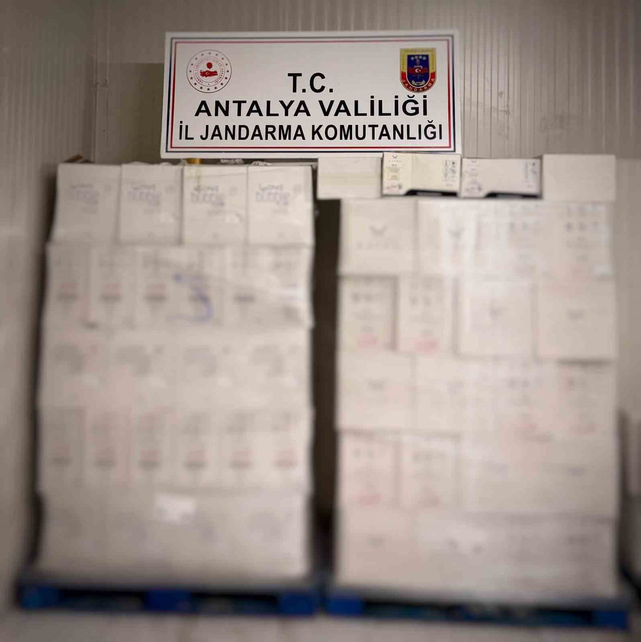 ANTALYA'DA JANDARMA EKİPLERİNCE YAPILAN OPERASYONDA ÇOK MİKTARDA KAÇAK ALKOL ELE GEÇİRİLDİ.