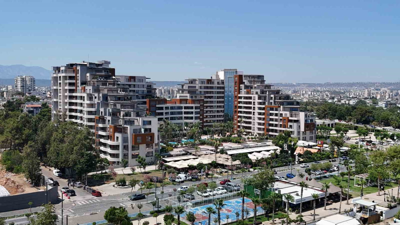 ANTALYA'DA LÜKS KONUTLARDA YAŞANAN AİDAT ARTIŞI TARTIŞMASI MAHKEMEYE TAŞINDI.