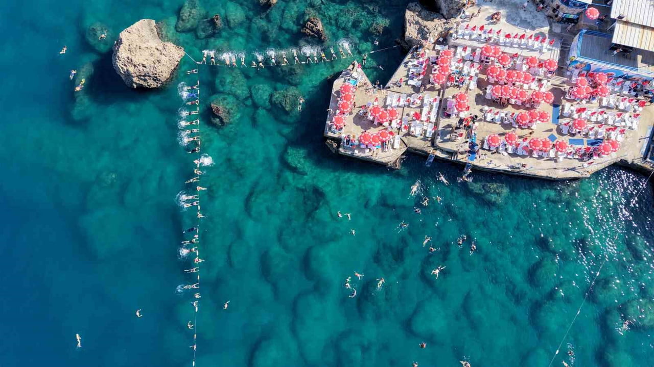 ANTALYA'DA MURATPAŞA BELEDİYESİ'NİN FALEZLERİN KIYISINDAKİ MAVİ BAYRAKLI ERENKUŞ PLAJI.