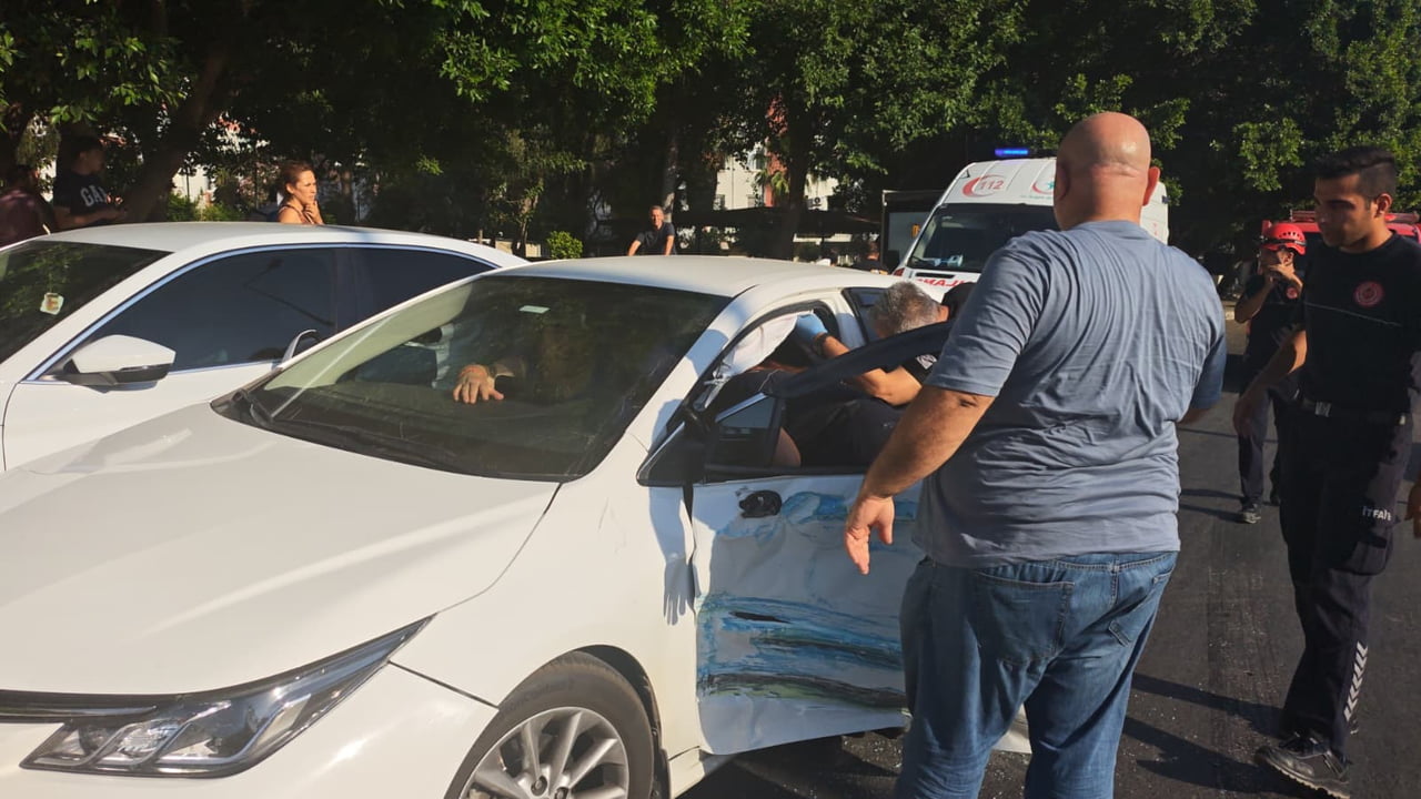 ANTALYA'DA ÖZEL HALK OTOBÜSÜ İLE İKİ OTOMOBİLİN KARIŞTIĞI KAZADA 3 ARAÇTA MADDİ HASAR MEYDANA...
