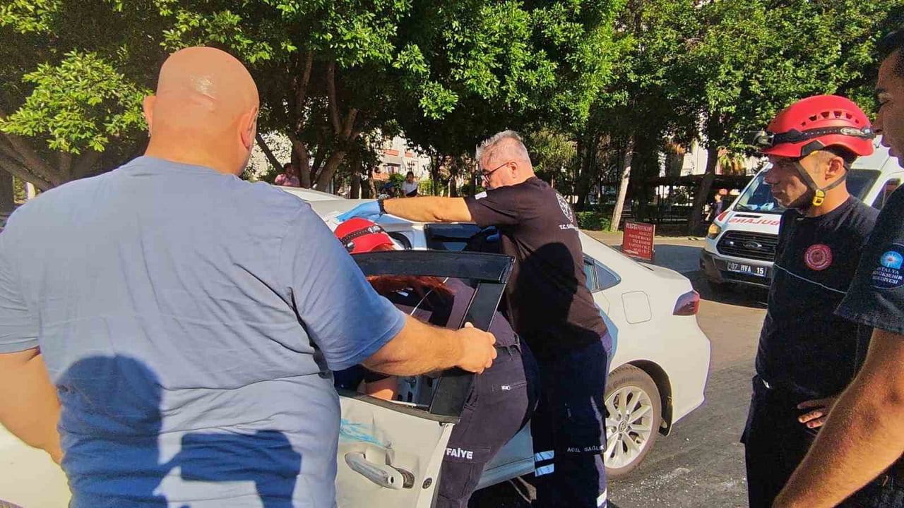 ANTALYA'DA ÖZEL HALK OTOBÜSÜ İLE İKİ OTOMOBİLİN KARIŞTIĞI KAZADA 3 ARAÇTA MADDİ HASAR MEYDANA...