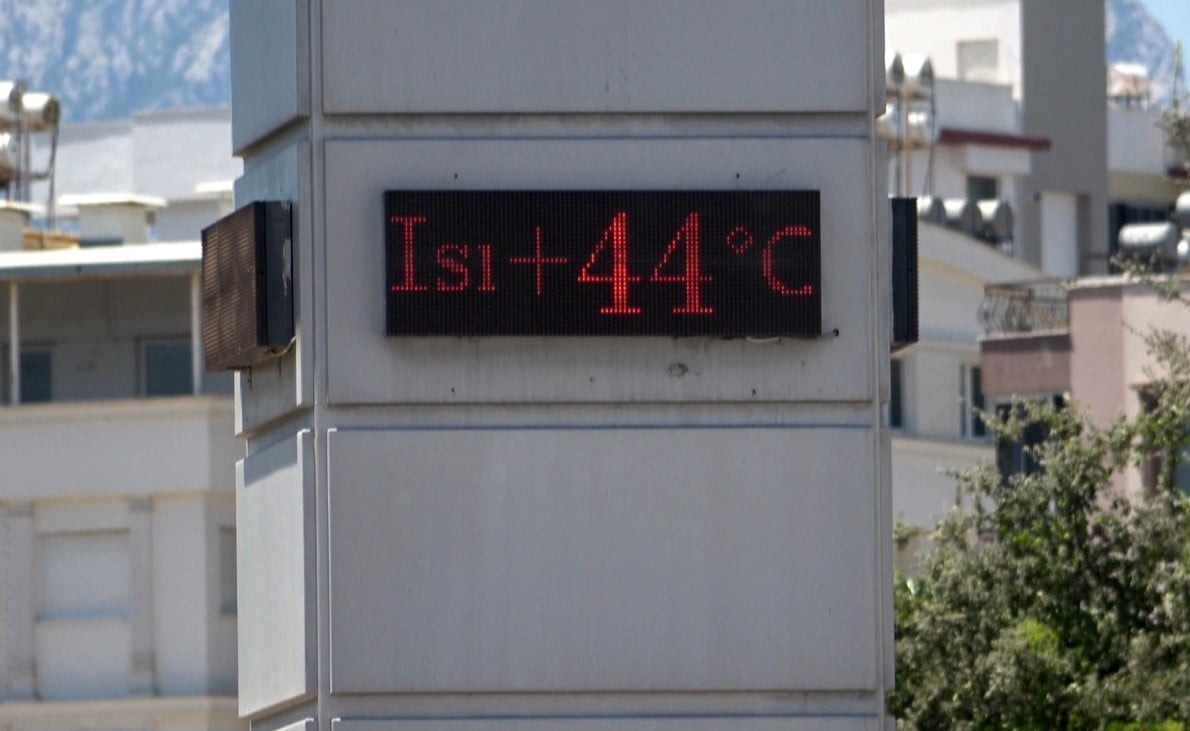 ANTALYA'DA TERMOMETRELER  44 DERECEYİ GÖSTERDİ.