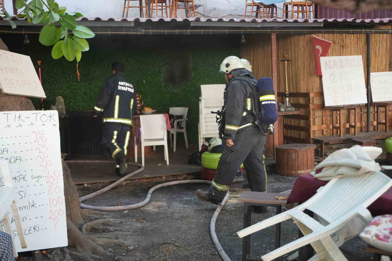 ANTALYA'DA YER İŞGALİ NEDENİYLE ZABITA EKİPLERİNCE UYARILAN İŞLETMECİ, İŞ YERİNİN ÖNÜNDEKİ...