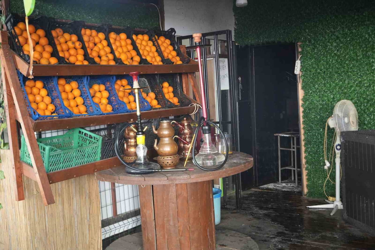 ANTALYA'DA YER İŞGALİ NEDENİYLE ZABITA EKİPLERİNCE UYARILAN İŞLETMECİ, İŞ YERİNİN ÖNÜNDEKİ...
