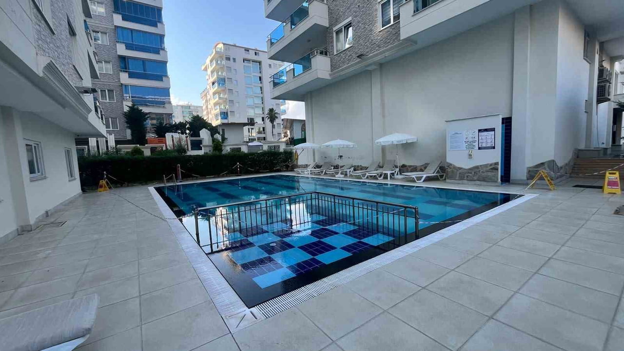 ANTALYA'NIN ALANYA İLÇESİNDE, 13 YAŞINDAKİ KIZ ÇOCUĞUNUN SİTE HAVUZUNA HAŞEMA İLE GİRMESİNİN...