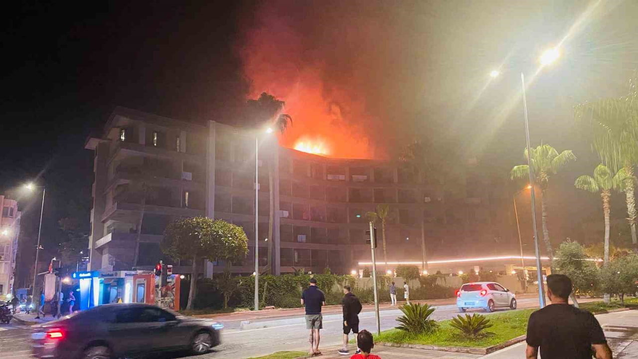 ANTALYA'NIN ALANYA İLÇESİNDE 3 YILDIZLI BİR OTELİN ÇATI KATINDA GECE SAATLERİNDE ÇIKAN YANGIN...