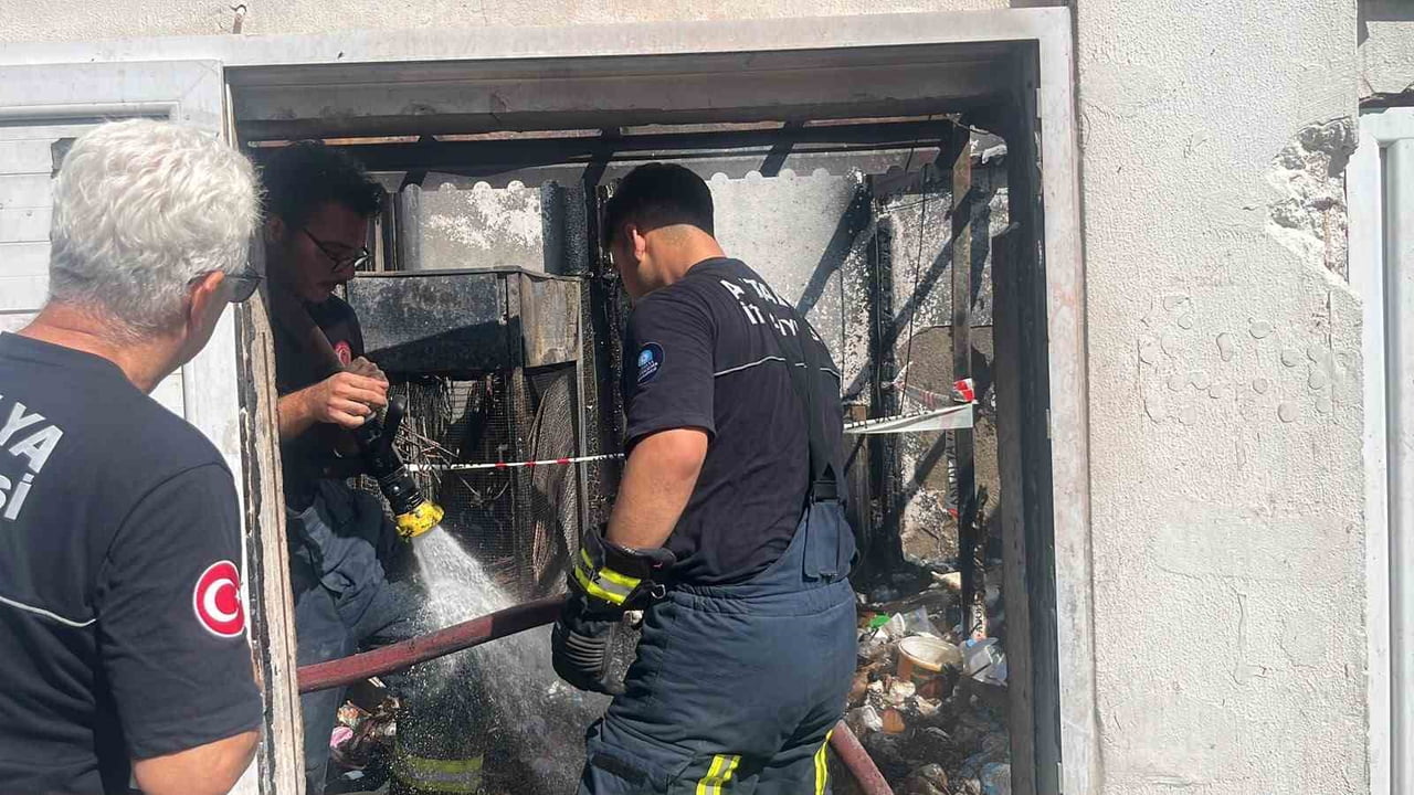 ANTALYA'NIN ALANYA İLÇESİNDE 5 YILDIZLI BİR OTELİN GERİ DÖNÜŞÜM DEPOSUNDA ÇIKAN YANGIN İTFAİYE...