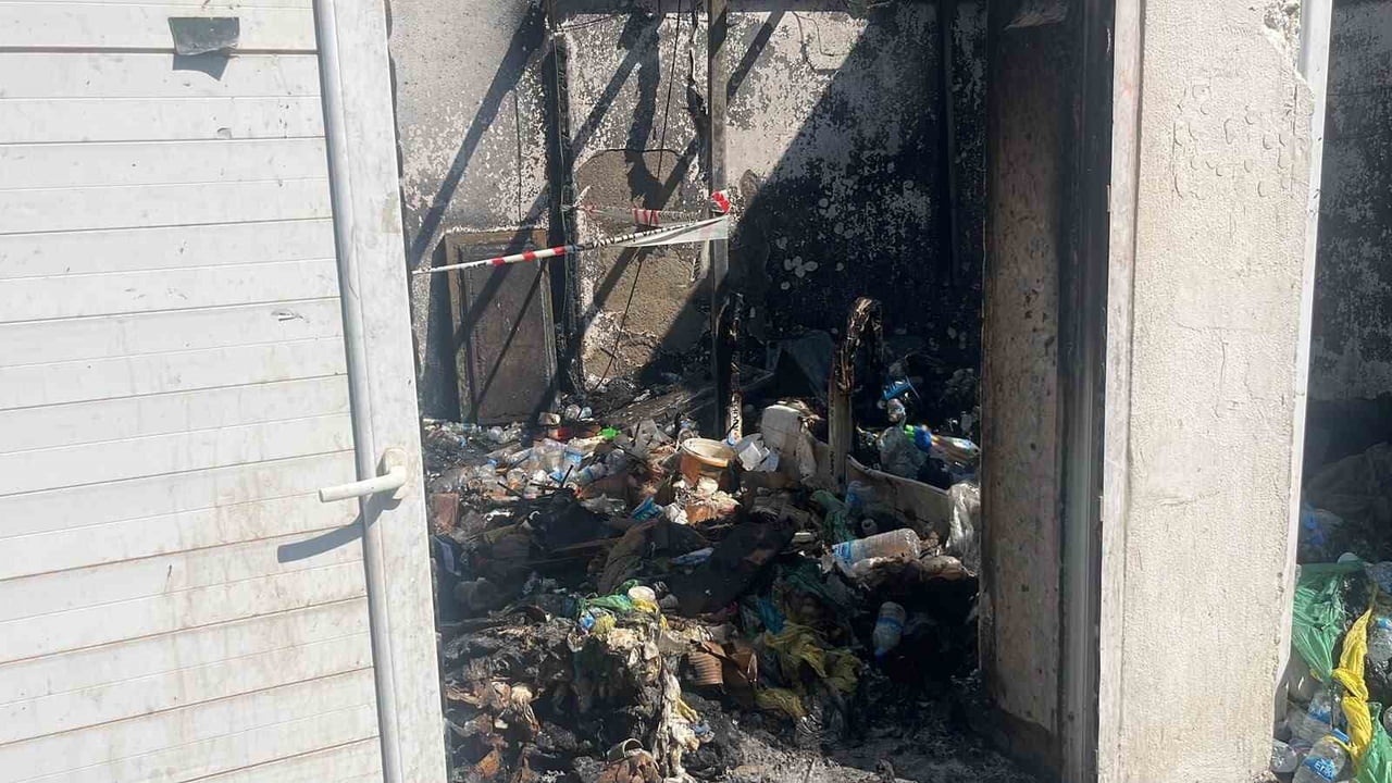 ANTALYA'NIN ALANYA İLÇESİNDE 5 YILDIZLI BİR OTELİN GERİ DÖNÜŞÜM DEPOSUNDA ÇIKAN YANGIN İTFAİYE...