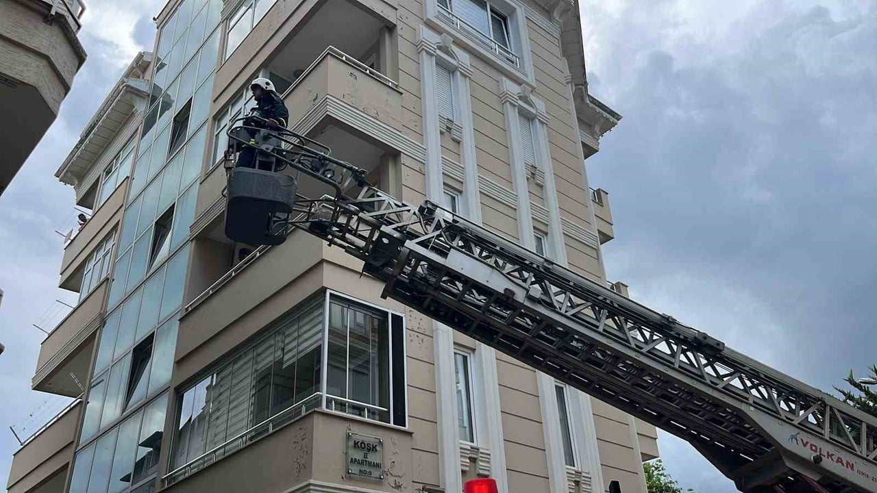 ANTALYA'NIN ALANYA İLÇESİNDE BİR APARTMAN DAİRESİNİN MUTFAĞINDA ÇIKAN YANGIN PANİĞE NEDEN OLDU....