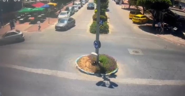 ANTALYA'NIN ALANYA İLÇESİNDE BİR MARKETİN KASASINDAKİ PARALARI ALIP KAÇAN 18 YAŞINDAKİ ŞÜPHELİ...