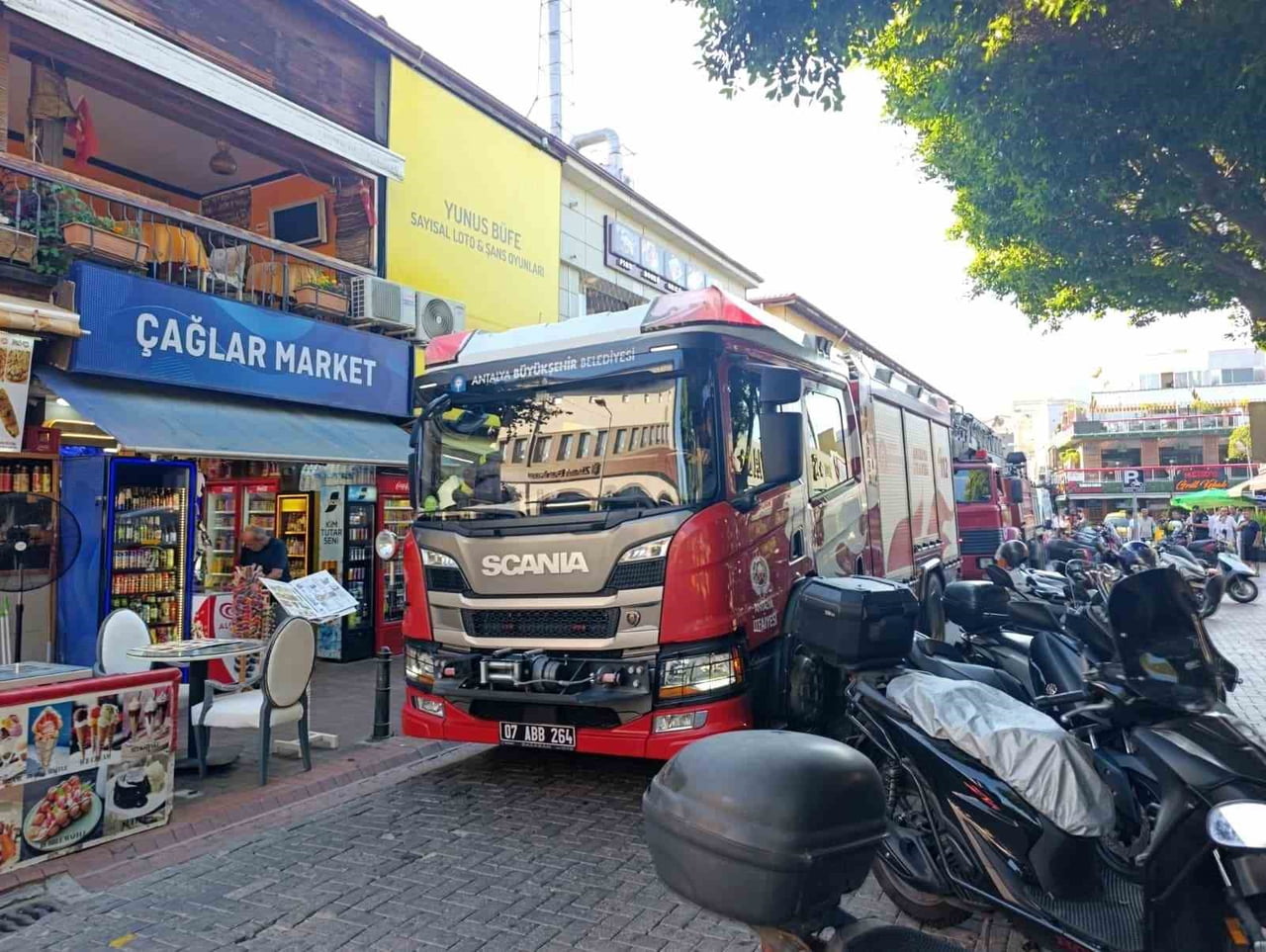 ANTALYA'NIN ALANYA İLÇESİNDE BİR RESTORANIN BACA KISMINDAN YÜKSELEN DUMAN PANİĞE NEDEN OLDU. İHBAR...