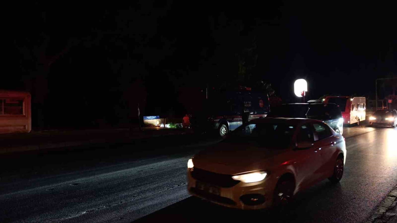 ANTALYA'NIN ALANYA İLÇESİNDE D-400 KARAYOLU'NDA OTOMOBİLİN ÇARPTIĞI YAYA HAYATINI KAYBETTİ.