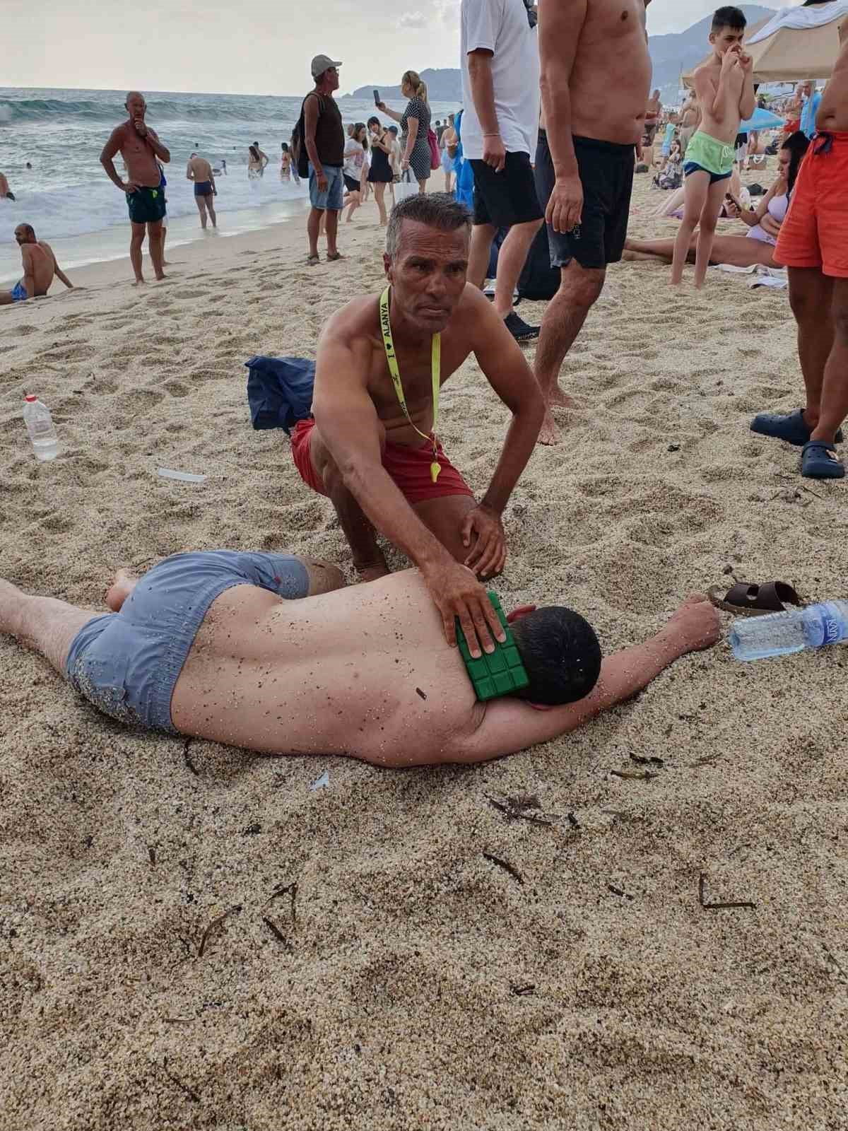 ANTALYA'NIN ALANYA İLÇESİNDE DENİZDE BOĞULMA TEHLİKESİ GEÇİREN TATİLCİ, CANKURTARANIN ZAMANINDA...