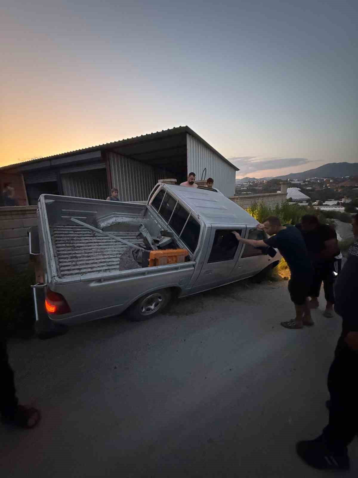 ANTALYA'NIN ALANYA İLÇESİNDE EHLİYETSİZ SÜRÜCÜNÜN KULLANDIĞI OTOMOBİL İLE KAMYONETİN ÇARPIŞTIĞI...