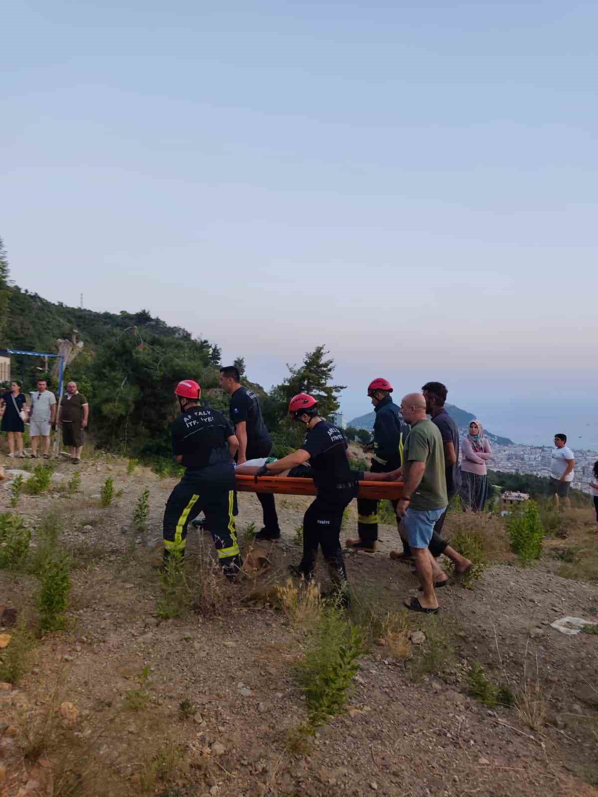 ANTALYA'NIN ALANYA İLÇESİNDE KONTROLDEN ÇIKAN ATV ARACI YAKLAŞIK 20 METRELİK UÇURUMA YUVARLANDI....
