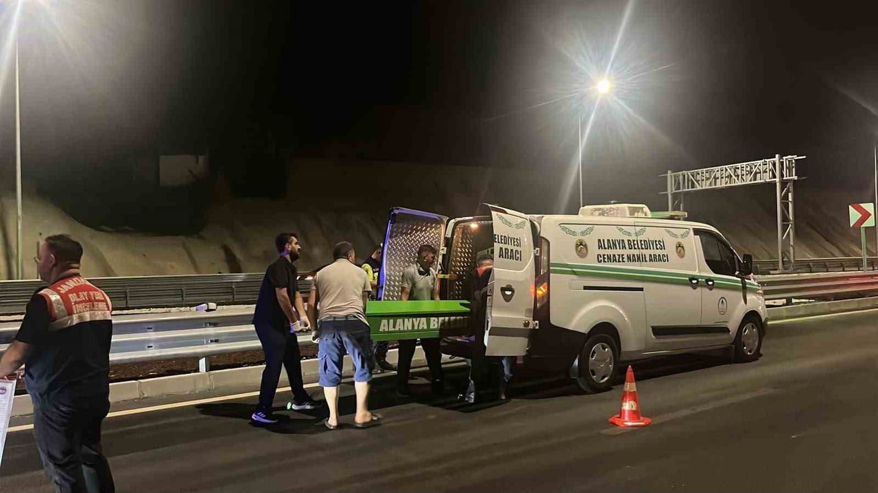 ANTALYA'NIN ALANYA İLÇESİNDE KONTROLDEN ÇIKAN MOTOSİKLETİN BARİYERLERE ÇARPMASI SONUCU MEYDANA...