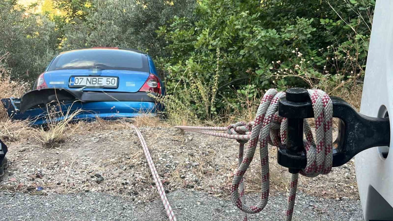 ANTALYA'NIN ALANYA İLÇESİNDE KONTROLDEN ÇIKARAK ŞARAMPOLDE ASILI KALAN OTOMOBİL, İTFAİYE EKİPLERİ...