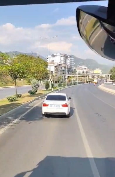 ANTALYA'NIN ALANYA İLÇESİNDE MEYDANA GELEN TRAFİK KAZASINA MÜDAHALE ETMEK İÇİN SİREN ÇALARAK...