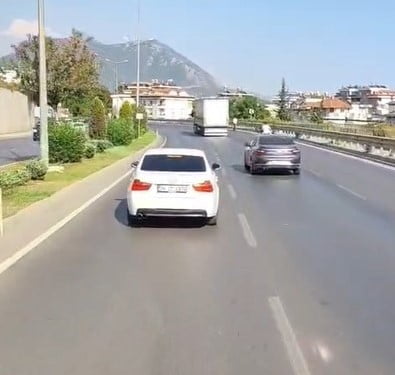 ANTALYA'NIN ALANYA İLÇESİNDE MEYDANA GELEN TRAFİK KAZASINA MÜDAHALE ETMEK İÇİN SİREN ÇALARAK...