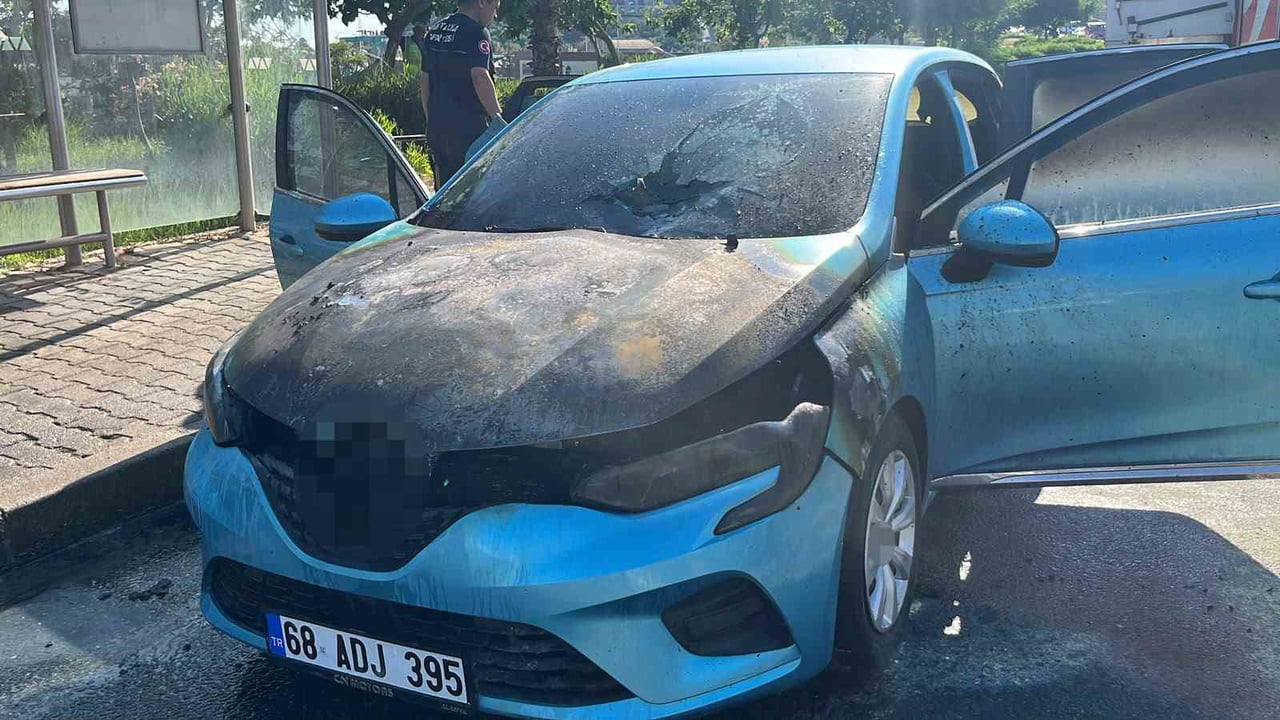 ANTALYA'NIN ALANYA İLÇESİNDE SEYİR HALİNDEYKEN MOTOR KISMINDAN DUMANLAR YÜKSELEN OTOMOBİLDE ÇIKAN...
