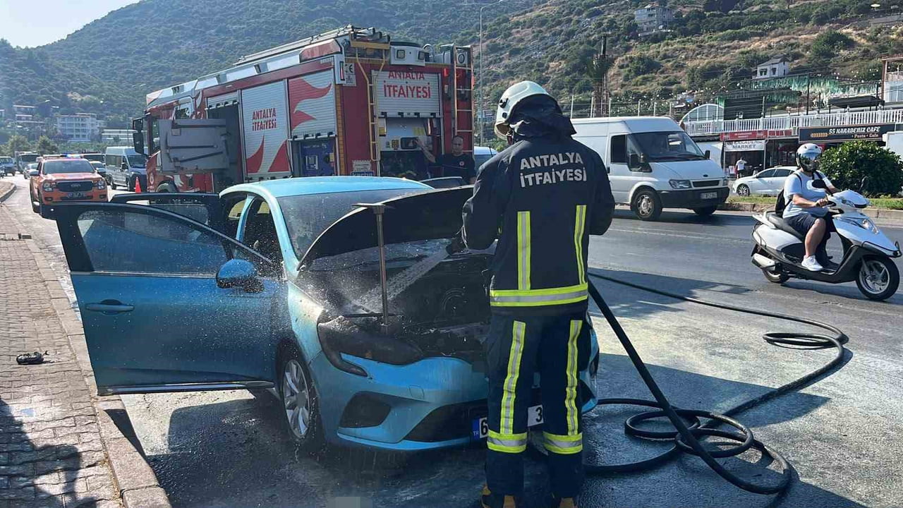 ANTALYA'NIN ALANYA İLÇESİNDE SEYİR HALİNDEYKEN MOTOR KISMINDAN DUMANLAR YÜKSELEN OTOMOBİLDE ÇIKAN...