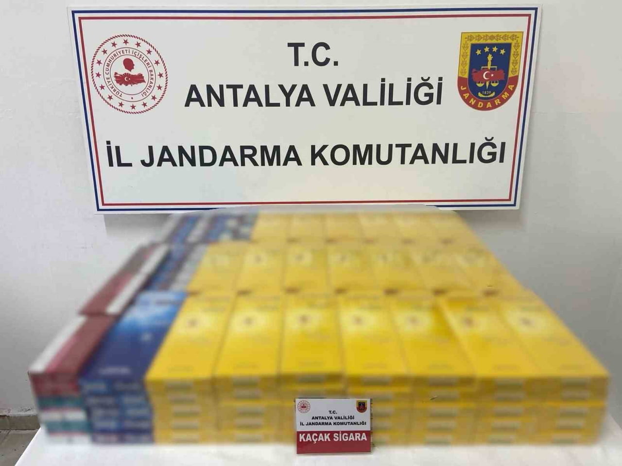 ANTALYA'NIN GAZİPAŞA İLÇESİNDE JANDARMA EKİPLERİNCE DÜZENLENEN YOL KONTROL FAALİYETİNDE 145 KARTON...