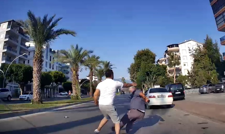 ANTALYA'NIN GAZİPAŞA İLÇESİNDE TRAFİKTE YAYA İLE TİCARİ TAKSİ SÜRÜCÜSÜNÜN KAVGA ETTİĞİ OLAYLA...