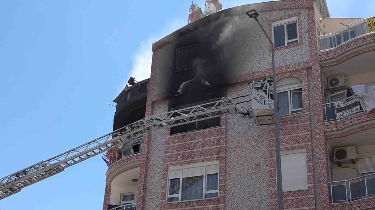 ANTALYA'NIN KEPEZ İLÇESİNDE BİR APARTMANIN EN ÜST KATINDA YANGIN ÇIKTI