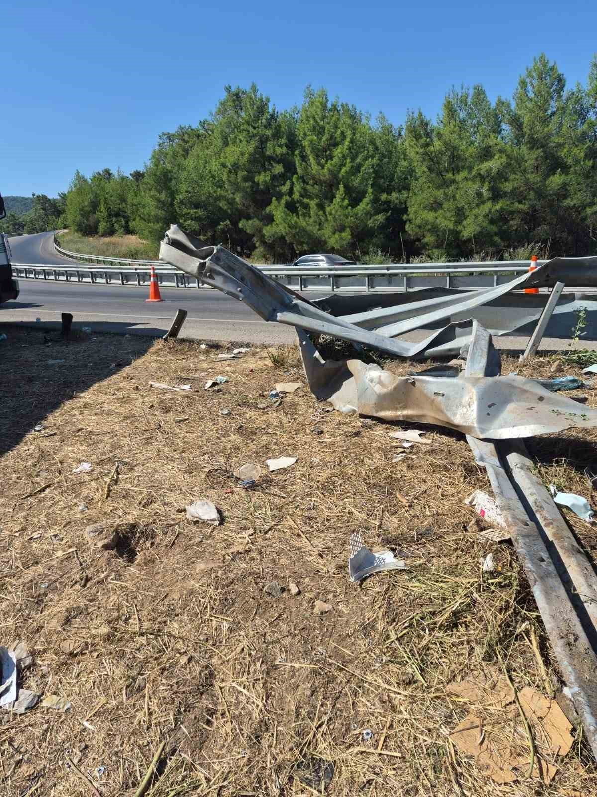 ANTALYA'NIN KUMLUCA İLÇESİNDE LOJİSTİK FİRMASINA AİT KAMYON ŞARAMPOLE YUVARLANDI, 1 KİŞİ HAYATINI...
