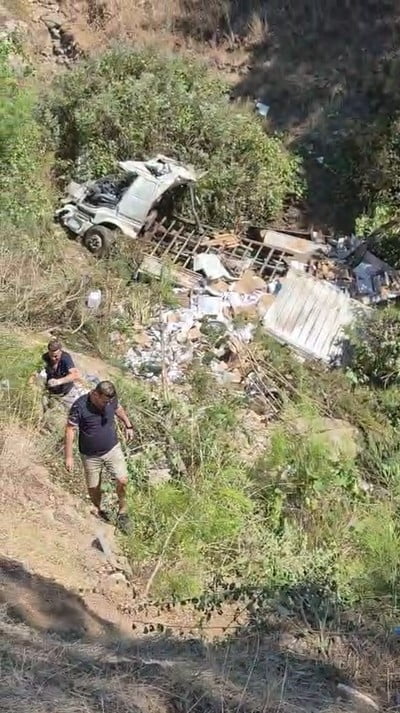 ANTALYA'NIN KUMLUCA İLÇESİNDE LOJİSTİK FİRMASINA AİT KAMYON ŞARAMPOLE YUVARLANDI, 1 KİŞİ HAYATINI...