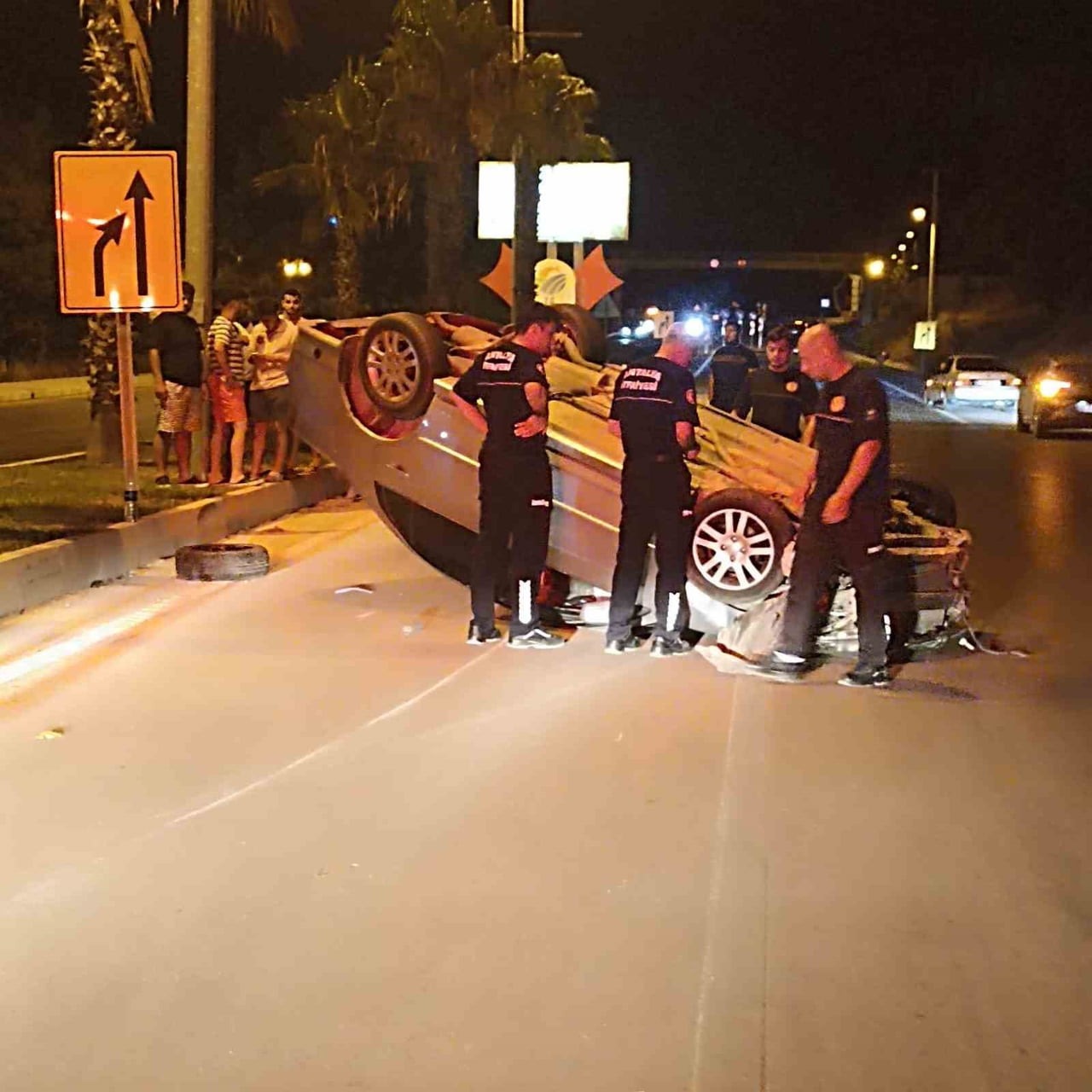 ANTALYA'NIN KUMLUCA İLÇESİNDE MEYDANA GELEN TRAFİK KAZASINDA BİR KİŞİ HAFİF YARALANDI.