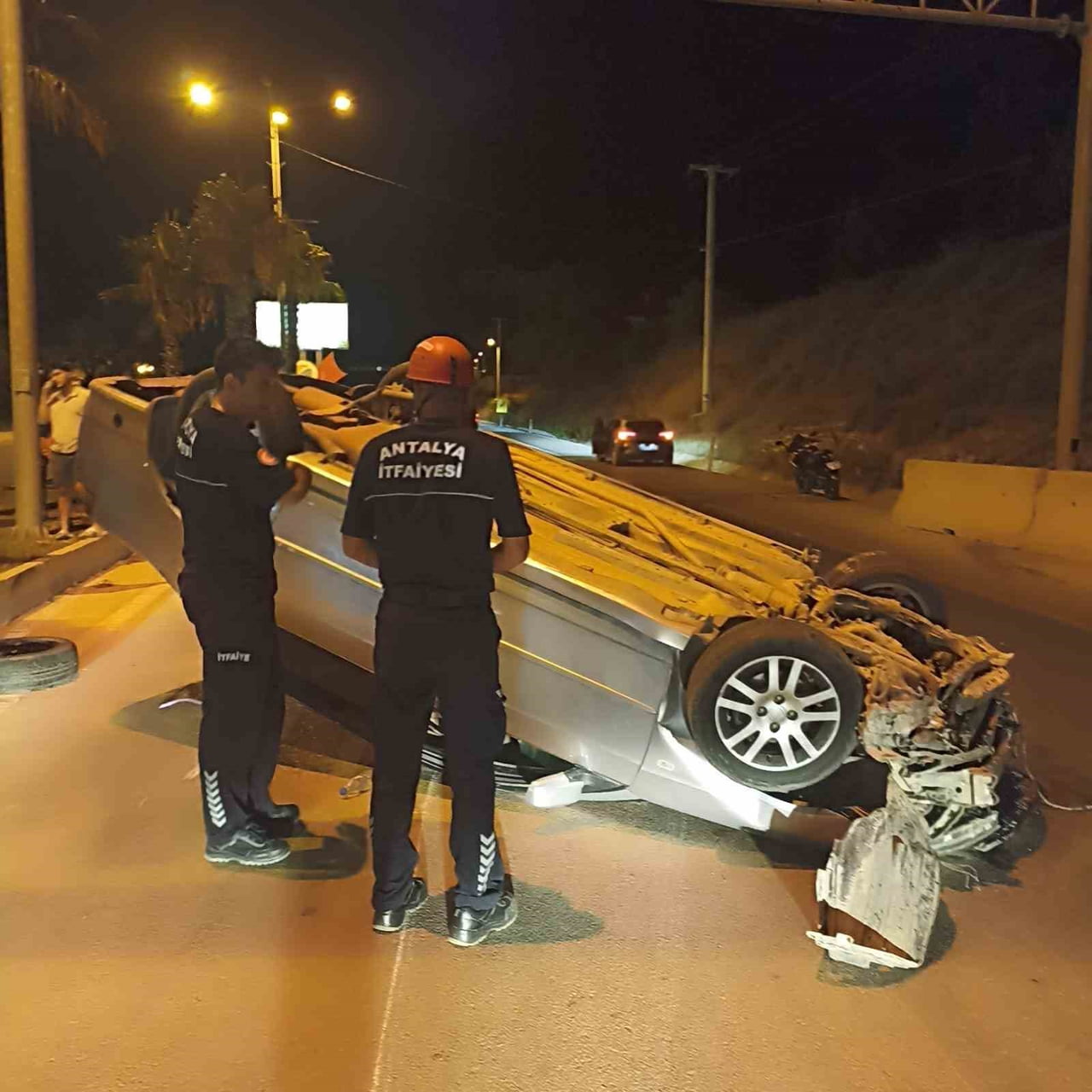 ANTALYA'NIN KUMLUCA İLÇESİNDE MEYDANA GELEN TRAFİK KAZASINDA BİR KİŞİ HAFİF YARALANDI.