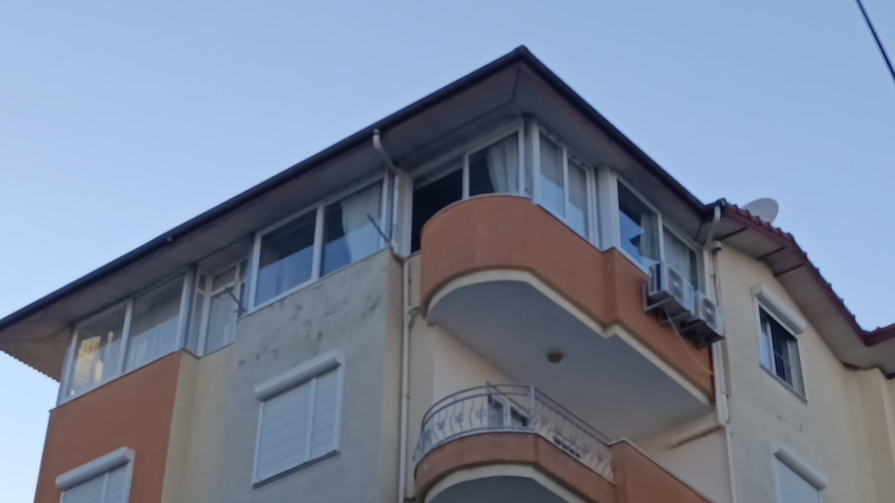 ANTALYA'NIN MANAVGAT İLÇESİ'NDE BİR APARTMANIN 5. KATININ PENCERESİ ŞİDDETLİ FIRTINANIN ETKİSİYLE...